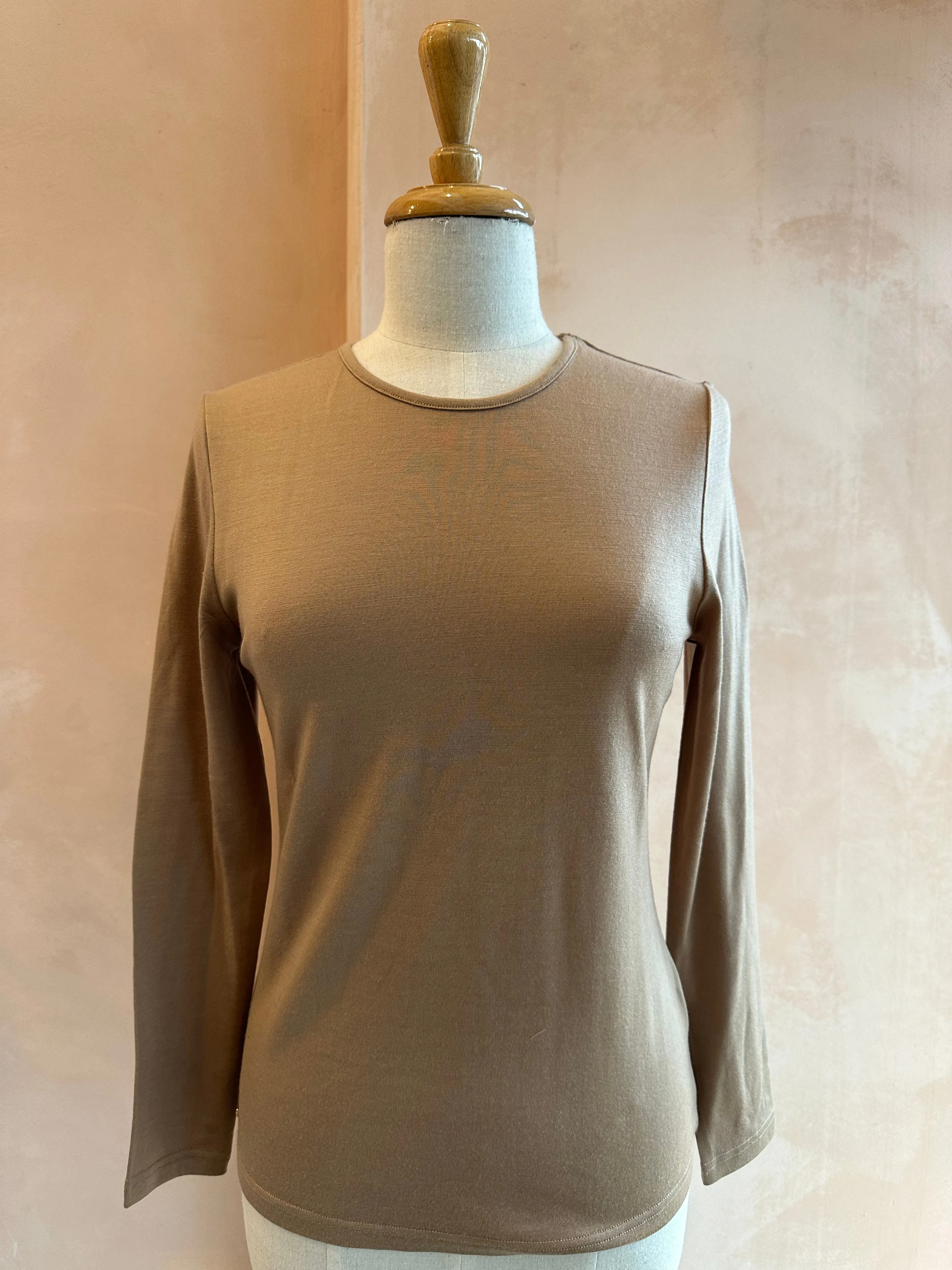 Ebony - MERINO (210) LS Crew Top Sand